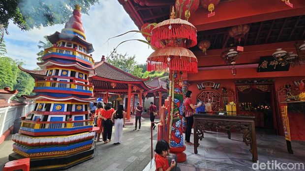 Kegiatan persembahyangan Imlek di Kongco Blahbatuh, Gianyar, Bali, Sabtu (10/2/2024). (Putu Krista/detikBali)