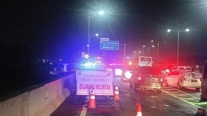Kepadatan kendaraan di exit Tol Ancol Timur
