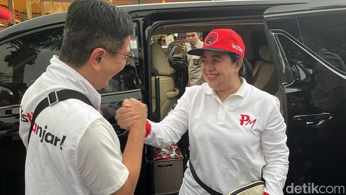 Ketua DPP PDIP Puan Maharani tiba di lokasi kirab Kampanye Ganjar-Mahfud di Ngarsopuro, Solo, Sabtu (10/2/2024).