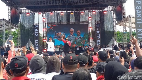 Ketum PDIP Megawati Soekarnoputri dan putrinya, Puan Maharani saat kampanye Ganjar-Mahfud di Benteng Vastenburg, Kota Solo, Sabtu (10/2/2024).