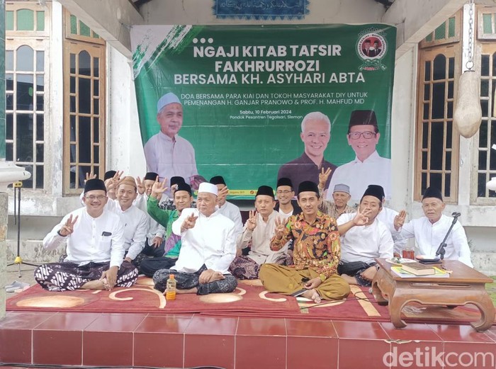 Kiai dan tokoh masyarakat gelar doa bersama dan dukungan ke pasangan Ganjar-Mahfud, di Tegalsari, Wedomartani, Sleman, Sabtu (10/2/2024).