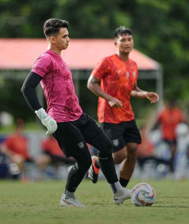 Kiper Borneo FC, Nadeo Argawinata.
