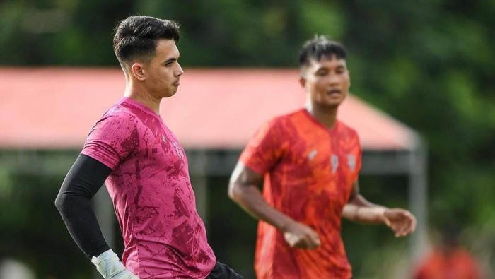 Kiper Borneo FC, Nadeo Argawinata.