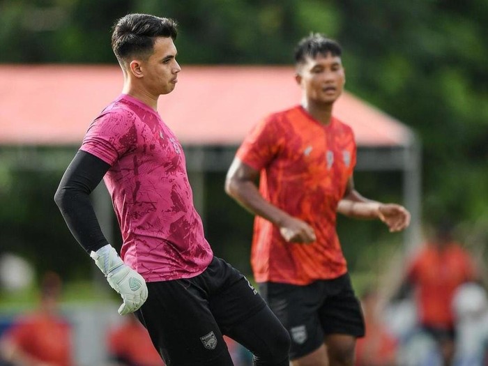 Kiper Borneo FC, Nadeo Argawinata.
