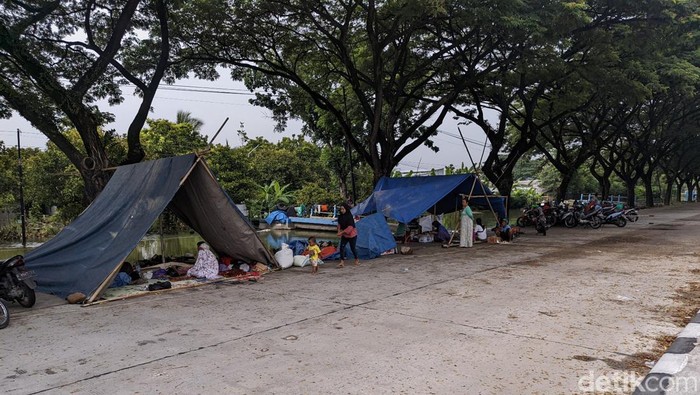 Korban banjir di Demak membuat tenda di jalur Pantura, Sabtu (10/2/2024).