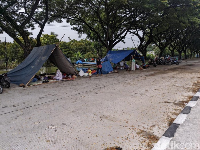Korban banjir di Demak membuat tenda di jalur Pantura, Sabtu (10/2/2024).