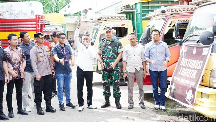 Pelepasan logistik pemilu di Gudang KPU Bone.