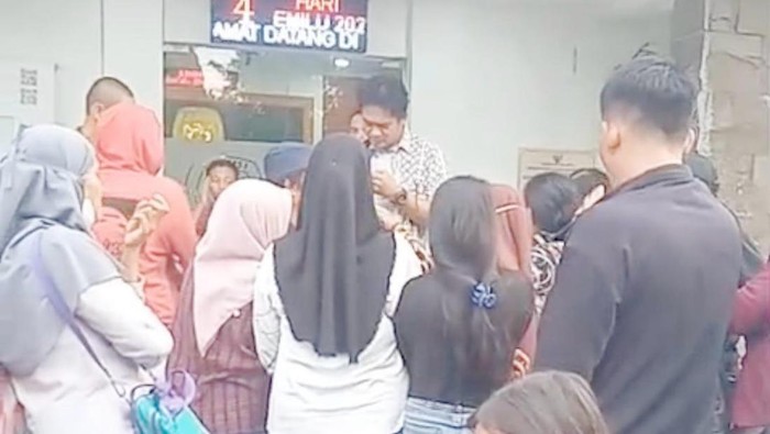 Petugas sortir lipat (sorlip) logistik Pemilu 2024 menggeruduk kantor KPU Makassar, Sulawesi Selatan (Sulsel).
