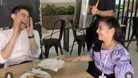 Selain menjadi tempatnya untuk membagikan kesibukannya sebagai sutradara, Umay sering mengunggah foto-fotonya saat sedang makan atau ngopi. Foto: Instagram @umayshahab