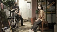 Tak hanya makan di tempat kekinian saja, Umay juga penggemar ketoprak gerobakan yang membuatnya kenyang. Foto: Instagram @umayshahab