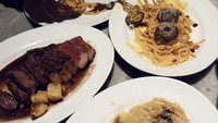 Makan malam bersama sang kekasih, Umay pilih menu steak, pasta hingga meatball ala Italia yang enak. Foto: Instagram @umayshahab