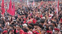 Massa pendukung sudah sejak siang memadati kawasan lapangan Pancasila, Simpang Lima, Semarang.