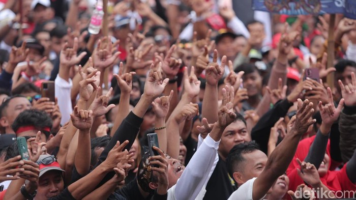 Puluhan ribu massa pendukung capres-cawapres nomor urut 3 Ganjar-Mahfud menghadiri Hajatan Akbar di lapangan pancasila, simpang lima, Semarang, Jawa Tengah, Sabtu (10/2/2024). Semarang menjadi kota penutup rangkaian hajatan rakyat pasangan capres nomor urut 3 Ganjar Mahfud.