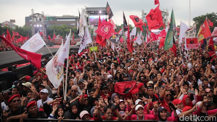 Lautan Manusia di Hajatan Rakyat Ganjar-Mahfud Semarang Puluhan ribu massa pendukung capres-cawapres nomor urut 3 Ganjar-Mahfud menghadiri Hajatan Akbar di lapangan pancasila, simpang lima, Semarang, Jawa Tengah, Sabtu (10/2/2024). Semarang menjadi kota penutup rangkaian hajatan rakyat pasangan capres nomor urut 3 Ganjar Mahfud.