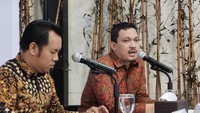 Peneliti senior  LSI Denny JA, Ardian Sopa (kanan) didampingi moderator Fadhli Fakhri Fauzan memaparkan temuan dan analisis Survei Nasional bertajuk Mahkota Juara dari PDIP ke Gerindra? di Jakarta, Sabtu (10/2/2024).