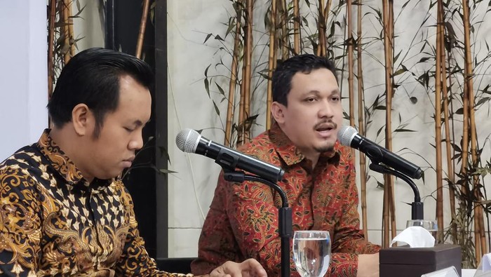 LSI Denny JA Prediksi Juara Pileg 2024 Peneliti seniorΒ LSI Denny JA, Ardian Sopa (kanan) didampingi moderator Fadhli Fakhri Fauzan memaparkan temuan dan analisis Survei Nasional bertajuk