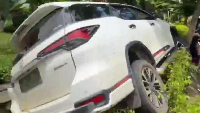 Mobil Fortuner yang dikemudikan Darmawat Pasauk (39) masuk ke selokan di Kota Makassar, Sulawesi Selatan (Sulsel).