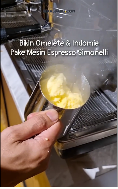 masak omelet dan mie instan menggunakan mesin kopi