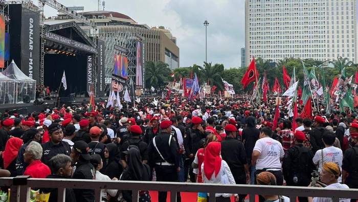 Massa pendukung Ganjar-Mahfud memenuhi Lapangan Pancasila Simpang Lima, Semarang, Jawa Tengah.