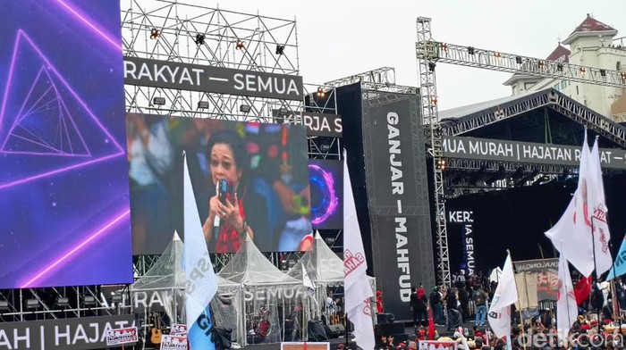 Megawati bernyanyi bersama Nassar di kampanye Ganjar-Mahfud di Semarang, Sabtu (10/2/2024).