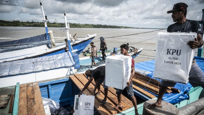 Foto udara sejumlah pekerja memindahkan logistik Pemilu 2024 ke kapal motor di dermaga feri Distrik Agats, Kabupaten Asmat, Papua Selatan, Sabtu (10/2/2024). KPU Kabupaten Asmat mulai mendistribusikan logistik Pemilu 2024 untuk distrik terluar dari Kabupaten Asmat. ANTARA FOTO/Aprillio Akbar/tom.