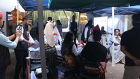 Nuansa Nusantara langsung terasa begitu memasuki area pemilihan. Kain batik, kebaya, dan pakaian adat lain warna-warni menghiasi para WNI yang datang. Pejabat PPLN dan Panwaslu pun tak ketinggalan, turut mengenakan kain tradisional, menciptakan perpaduan modern dan budaya yang memukau.  