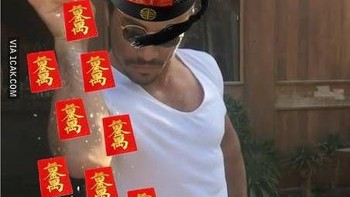 Koko bagi angpao... Foto: Twitter