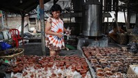 Ibu Yeli membuat kue keranjang jelang hari raya Imlek. Dibantu suaminya bapak Tengo Hermawan yang bertugas sebagai pengukus kue keranjang. Kuliner lokal juga membaur dengan warga Tionghoa di Kampung Ku Poh.