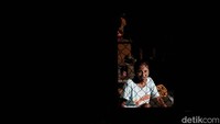 Salah satu anak bapak Muslim yang menderita gangguan kesehatan. Wanita keturunan Tionghoa kelahiran tahun 1980-an ini sering mengalami kejang yang akhirnya hingga kini belum juga menikah.