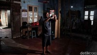 Bapak Yofi berdoa di depan altar sembari memanjatkan rasa syukur. Selamat hari Raya Imlek saudaraku, rayakanlah dengan kemenangan dan suka cita. Gong Xi Fa Cai!