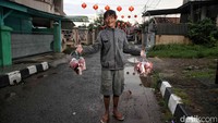 Salah satu warga memperlihatkan daging babi yang diberikan oleh pihak RW 9. Menurut ketua RW Setiawan, daging babi tersebut dibagikan kepada 100 KK umat Tionghoa.