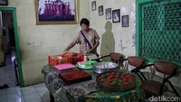 Ce Iing membuat kue basah sebagai persembahan untuk hari raya Imlek. Nantinya kue basah itu juga akan dibagikan ke umat usai sembahyang.