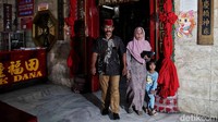 Ada hal unik, beberapa umat Muslim yang ada disana juga kerap kali mendatangi tempat tersebut untuk meminta pencerahan atau berdoa.