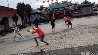 Setiap sore halaman kelenteng kerap kali dijadikan tempat bermain bola oleh anak-anak dan warga sekitar. Tak ada pembeda antara anak-anak keturunan Tionghoa dan yang lainnya, semua berbaur menjadi satu bermain dengan pribumi dengan hati riang gembira.