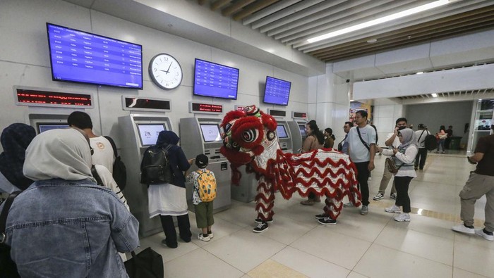 Penumpang menyaksikan atraksi barongsai di Stasiun Whossh Halim, Jakarta Timur, Sabtu (10/2/2024). Pertunjukan barongsai digelar untuk menghibur penumpang kereta cepat Whoosh dalam memeriahkan Tahun Baru Imlek 2575 Mu Long Nian (Tahun Naga Kayu). 


Penumpang menyaksikan atraksi barongsai di Stasiun Whossh Halim, Jakarta Timur, Sabtu (10/2/2024). Pertunjukan barongsai digelar untuk menghibur penumpang kereta cepat Whoosh dalam memeriahkan Tahun Baru Imlek 2575 Mu Long Nian (Tahun Naga Kayu). FOTO : DWI PAMBUDO/RAKYAT MERDEKA