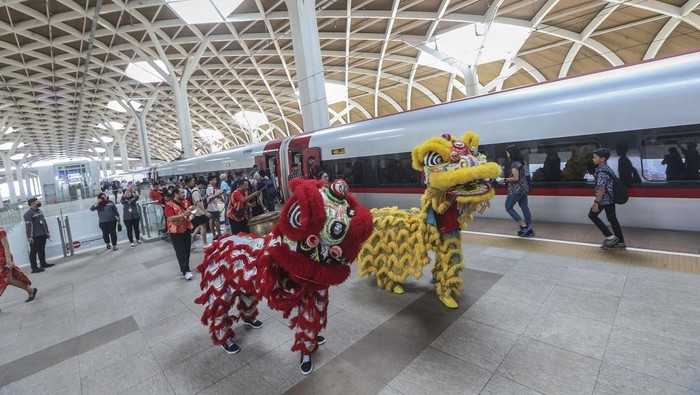 Meriah Atraksi Barongsai di Stasiun Kereta Cepat Penumpang menyaksikan atraksi barongsai di Stasiun Whossh Halim, Jakarta Timur, Sabtu (10/2/2024). Pertunjukan barongsai digelar untuk menghibur penumpang kereta cepat Whoosh dalam memeriahkan Tahun Baru Imlek 2575 Mu Long Nian (Tahun Naga Kayu).
Penumpang menyaksikan atraksi barongsai di Stasiun Whossh Halim, Jakarta Timur, Sabtu (10/2/2024). Pertunjukan barongsai digelar untuk menghibur penumpang kereta cepat Whoosh dalam memeriahkan Tahun Baru Imlek 2575 Mu Long Nian (Tahun Naga Kayu). FOTO : DWI PAMBUDO/RAKYAT MERDEKA
