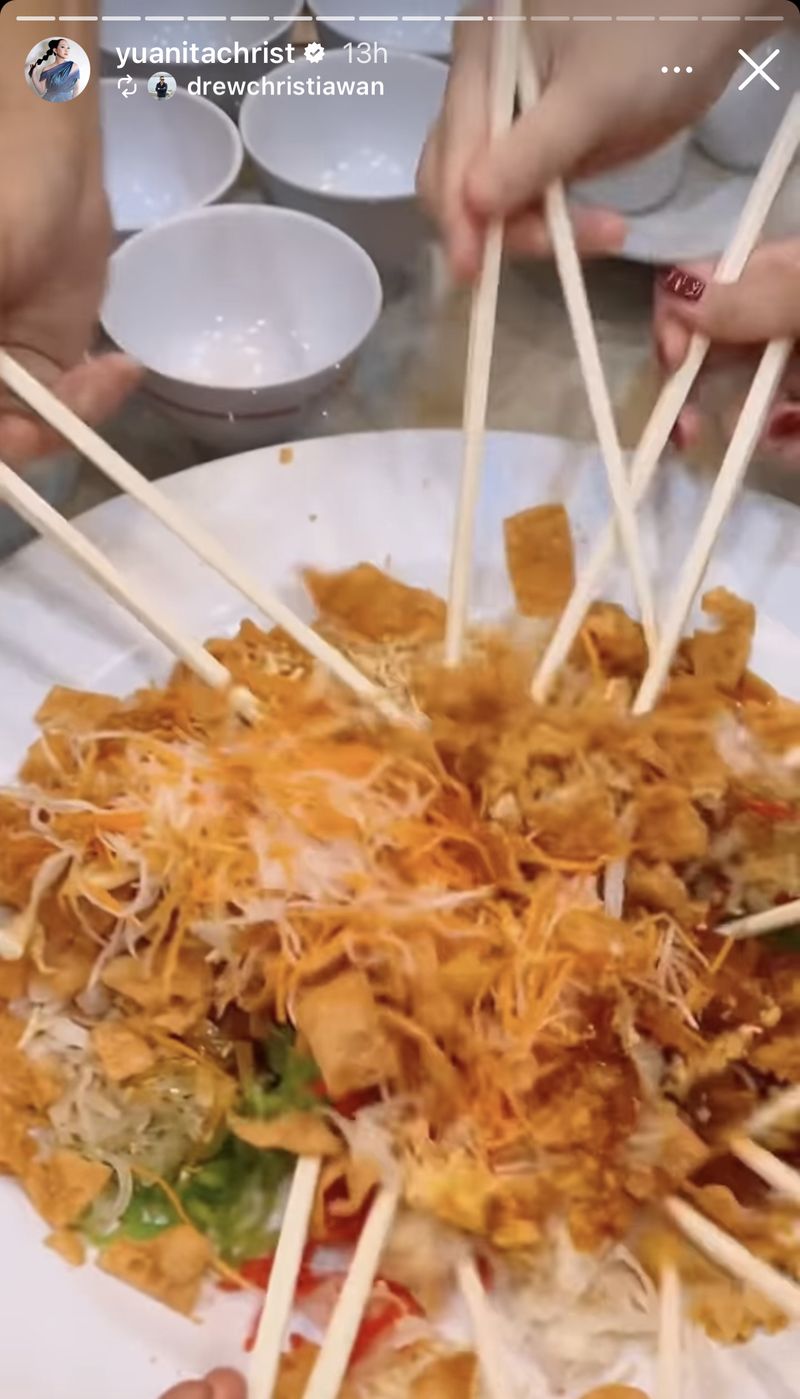 Momen 5 Artis Makan Saat Imlek, Ada Dion Wiyoko hingga Sandra Dewi
