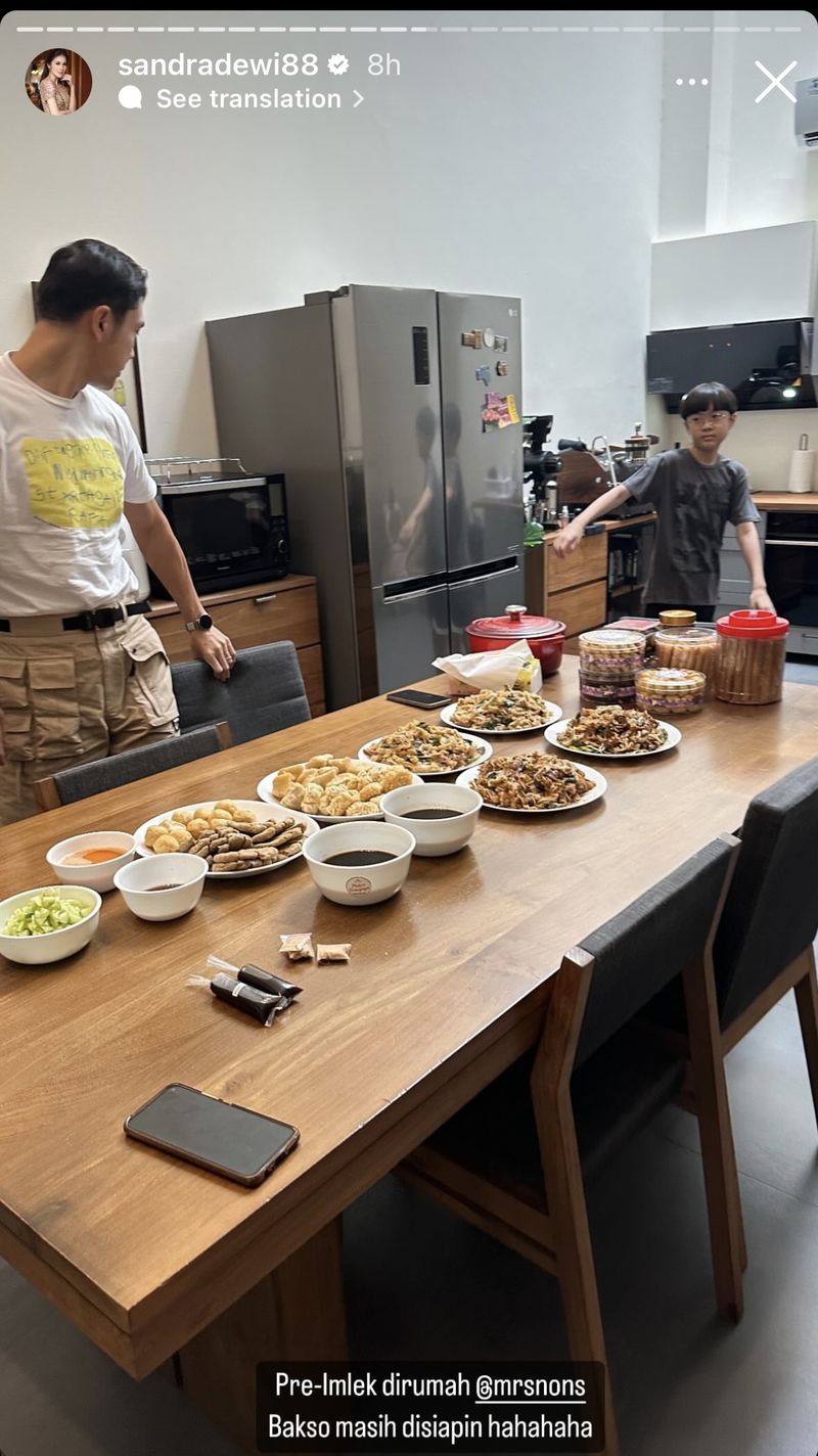 Momen 5 Artis Makan Saat Imlek, Ada Dion Wiyoko hingga Sandra Dewi