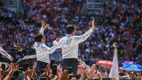 Tidak sedikit dari pendukung yang berjalan kaki ke JIS.