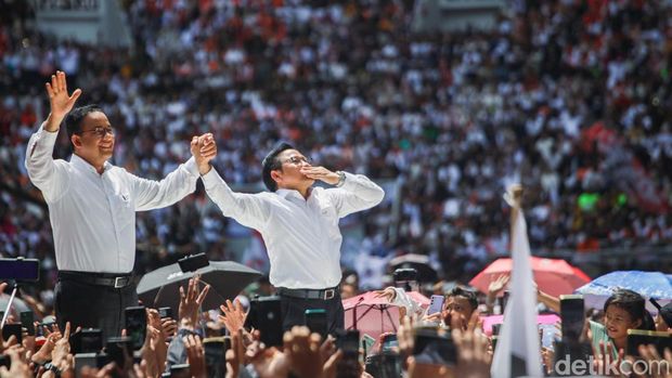 Capres-cawapres nomor urut 1 Anies Baswedan-Muhaimin Iskandar (Cak Imin) memberikan orasi pada kampanye akbar di JIS. Begini potretnya, Sabtu (10/2/2024).