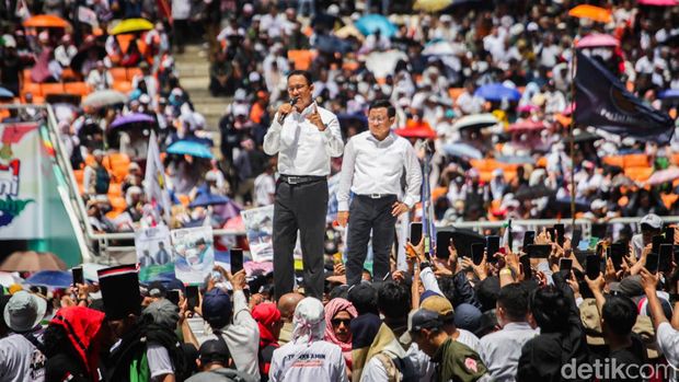 Capres-cawapres nomor urut 1 Anies Baswedan-Muhaimin Iskandar (Cak Imin) memberikan orasi pada kampanye akbar di JIS. Begini potretnya, Sabtu (10/2/2024).
