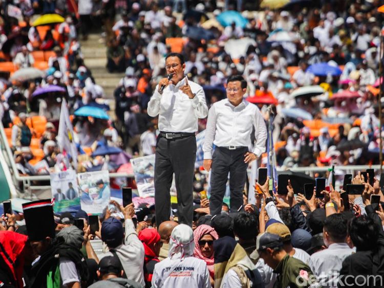 Momen Anies-Cak Imin Bakar Semangat Pendukung di Kampanye Akbar JIS