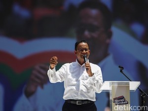 Bacakan Poster Suporter, Anies: Pajak Naik Eh Malah Joget-Joget