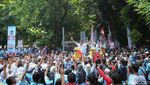 Momen Ara Naik Sisingaan Hadiri Kampanye Akbar Prabowo-Gibran