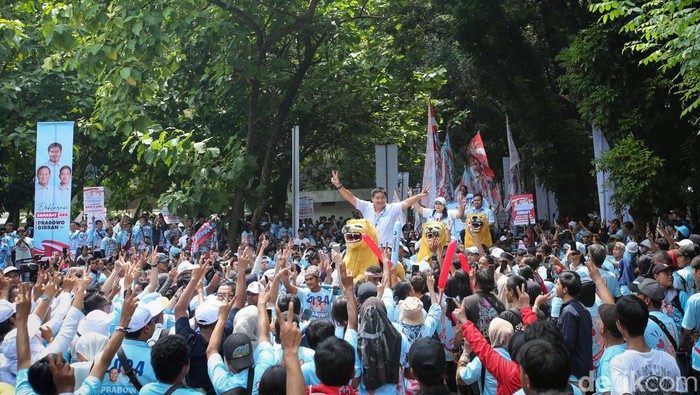 Mantan Kader PDI Perjuangan Maruarar Sirait dengan menaiki sisingaan tiba di Stadion Madya Senayan, Jakarta, Sabtu (10/2/2024). Ara yang disambut oleh para relawannya ini mendeklarasikan semangat dan kebulatan tekad memenangkan Prabowo-Gibran sekali putaran.