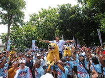 Momen Ara Naik Sisingaan Hadiri Kampanye Akbar Prabowo-Gibran