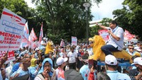 Selepas orasi dan joget gemoy, Maruarar kemudian diarak menaiki Sisingaan, menuju Stadion Utama Gelora Bung Karno untuk mengikuti kampanye nasional Prabowo-Gibran. 