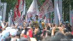 Momen Ara Naik Sisingaan Hadiri Kampanye Akbar Prabowo-Gibran