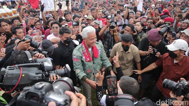 Calon Presiden nomor urut 3 Ganjar Pranowo bersama calon wakil presiden Mahfud MD melakukan simulasi pencoblosan saat Hajatan Rakyat akbar di Lapangan Pancasila, Simpang Lima, Jawa Tengah, Sabtu (10/2/2024). Puluhan ribu pendukung dan simpatisan capres nomor urut 3 menghadiri kampanye akbar ini. Mereka meminta pendukungnya untuk berbondong-bonding ke TPS pada 14 Februari 2024 dan menjaga suara agar tidak timbul kecurangan.