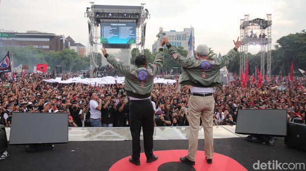 Calon Presiden nomor urut 3 Ganjar Pranowo bersama calon wakil presiden Mahfud MD melakukan simulasi pencoblosan saat Hajatan Rakyat akbar di Lapangan Pancasila, Simpang Lima, Jawa Tengah, Sabtu (10/2/2024). Puluhan ribu pendukung dan simpatisan capres nomor urut 3 menghadiri kampanye akbar ini. Mereka meminta pendukungnya untuk berbondong-bonding ke TPS pada 14 Februari 2024 dan menjaga suara agar tidak timbul kecurangan.